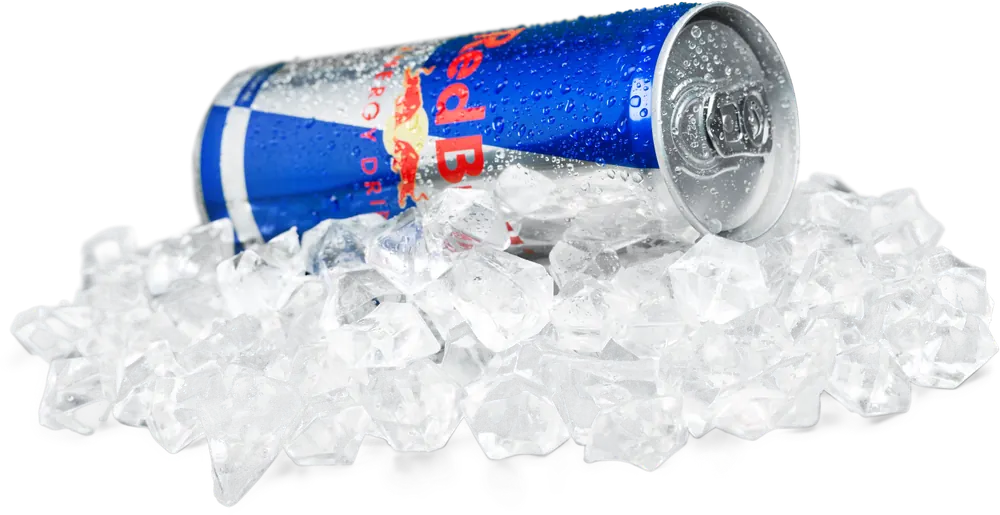 Energydrink-Dose liegt auf Eiswürfeln