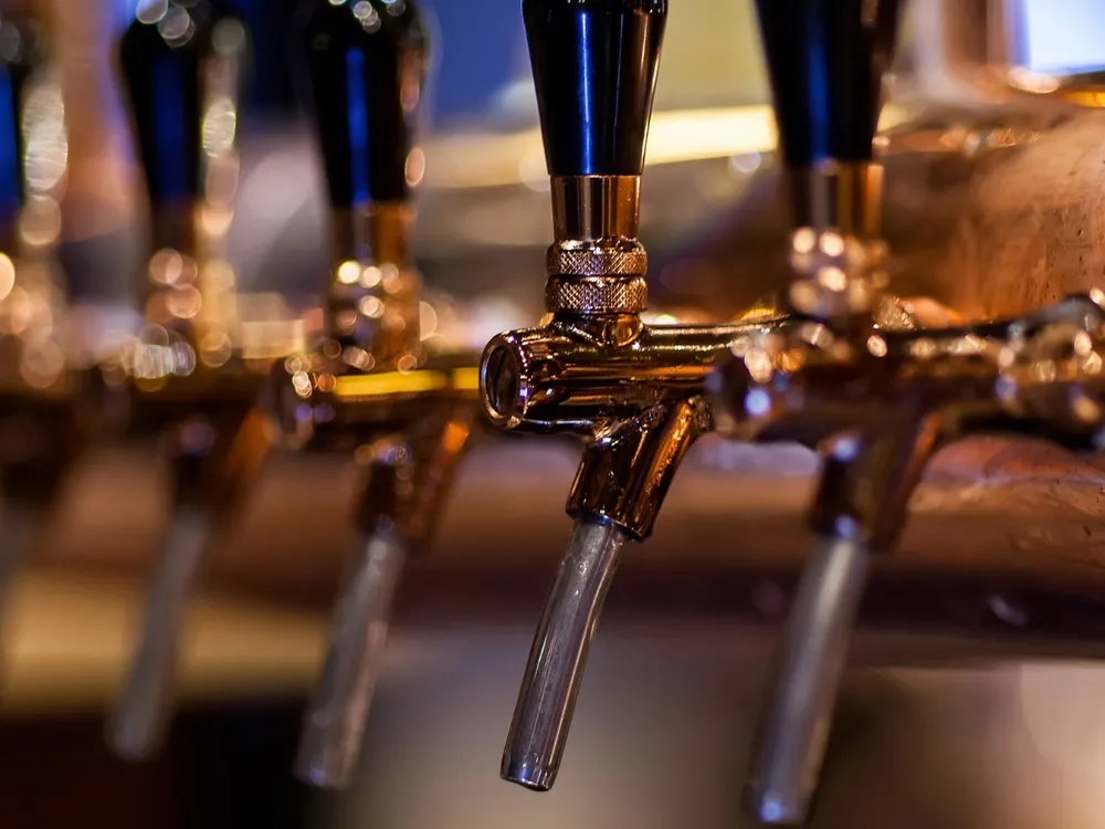 Mehrere Zapfhähne einer Bierzapfanlage aus Edelstahl