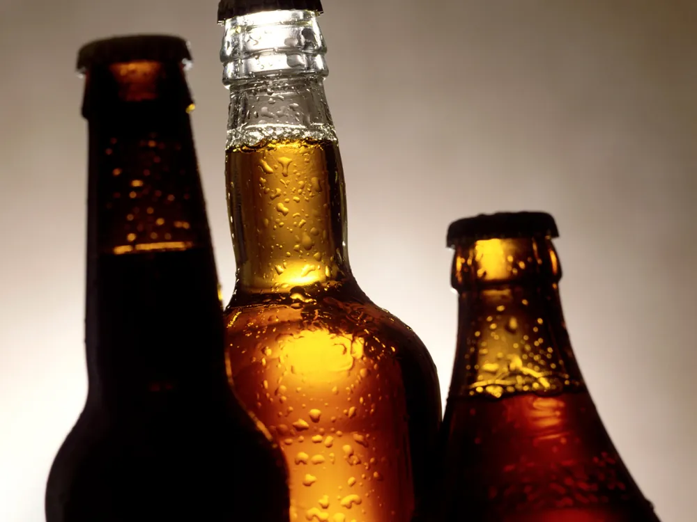 Drei gekühlte Bierflaschen nebeneinander