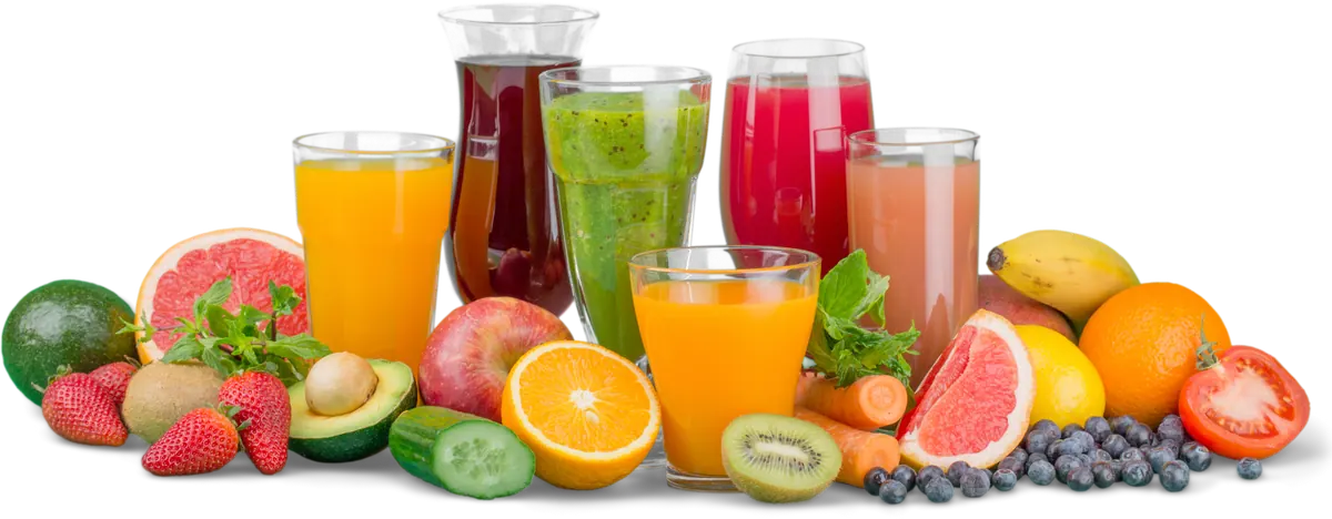 Mehrere Gläser mit bunten Fruchtsäften, umgeben von frischem Obst