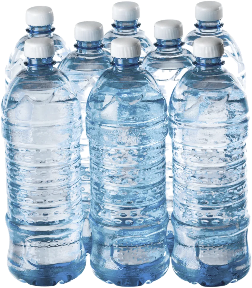 Acht gekühlte Flaschen Mineralwasser dicht nebeneinander