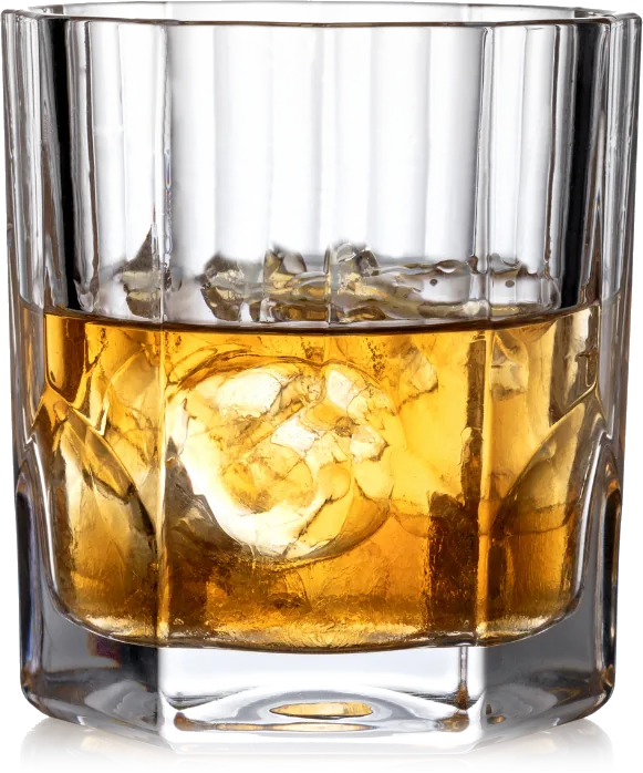 Whisky-Tumbler mit einem großen Eiswürfel